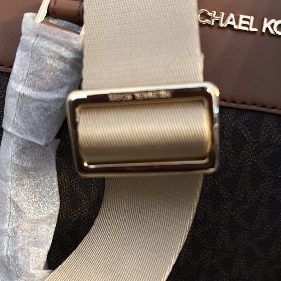 Michael Kors Medium Duffel Travel 
New with the tag - Picture 7 of 7